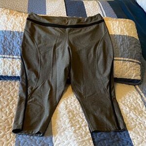 Grey Athletic Leggings
Mid calf